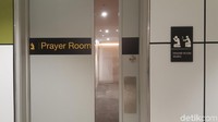 Di pintu ada tulisan Prayer Room dengan simbol orang berdoa. Isinya adalah ruang salat dan ruang wudhu (Fitraya/detikTravel)
