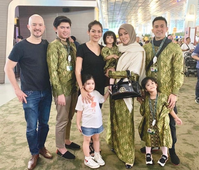 Saat beribadah umrah, ia mencoba berbagai ragam gaya hijab mulai dari gaya syari hingga bercadar. Ia pun menuai banyak pujian netizen karena tampilannya. Foto: Instagram/OllaRamlanAufar