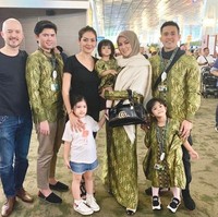 Saat beribadah umrah, ia mencoba berbagai ragam gaya hijab mulai dari gaya syari hingga bercadar. Ia pun menuai banyak pujian netizen karena tampilannya. Foto: Instagram/OllaRamlanAufar