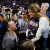 Sebagai bentuk dukungan, Gisele mengunggah foto mereka berdua di Instagram. I got your back! tulis model 38 tahun asal Brasil itu. (Foto: Getty Images)