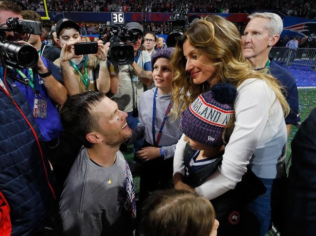 Sebagai bentuk dukungan, Gisele mengunggah foto mereka berdua di Instagram. I got your back! tulis model 38 tahun asal Brasil itu. (Foto: Getty Images)