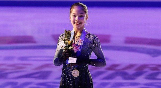 Alysa Liu menjadi pemenang individu termuda dalam U.S. Figure Skating Championships yang diselenggarakan beberapa waktu lalu. Warga Amerika keturunan China tersebut berhasil memecahkan rekor di usia 13 tahun. Foto: Instagram @alysaxliu