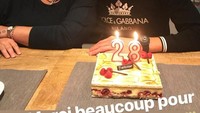 Kue ber-topping raspberry lengkap dengan lilin angka 2 dan 8 jadi perayaan ulang tahun Sala 31 Oktober 2018. Ia tampak sangat bahagia di samping sang ibu. Foto: Twitter @EmilianoSala1  
