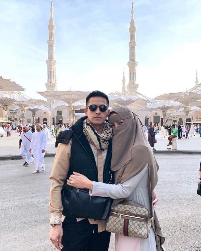 Saat beribadah umrah, Olla juga mencoba memakai cadar. Gaya cadar yang dipilih adalah niqab Yaman yang memiliki aksen penutup dahi. Foto: Instagram/OllaRamlanAufar