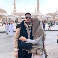 Saat beribadah umrah, Olla juga mencoba memakai cadar. Gaya cadar yang dipilih adalah niqab Yaman yang memiliki aksen penutup dahi. Foto: Instagram/OllaRamlanAufar