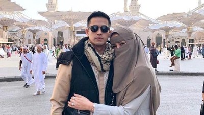 Foto: Gaya Olla Ramlan Pakai Hijab Saat Umrah, Syari Hingga Bercadar