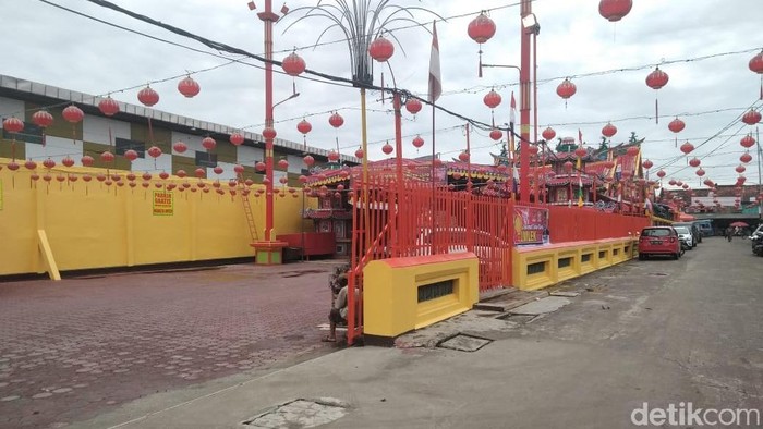 Dua ribu lampion dipasang di kelenteng Dewi Kwan Im yang terletak di tepi Sungai Musi, Palembang, Sumatera Selatan.