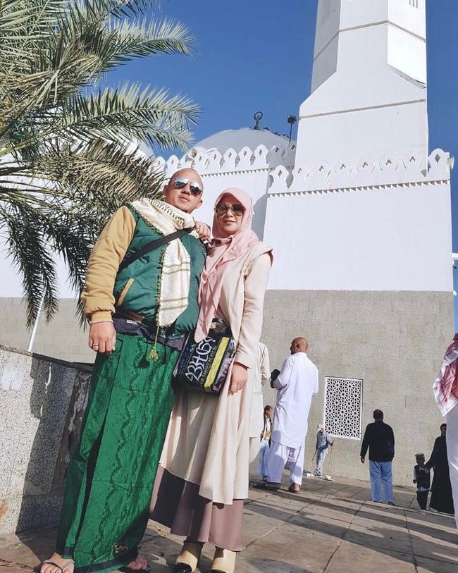 Ia pun memakai khimar instan berdesain simple. Khimar instan jadi favorit para hijabers Indonesia saat umrah karena praktis dan bisa dipakai salat. Foto: Instagram/OllaRamlanAufar