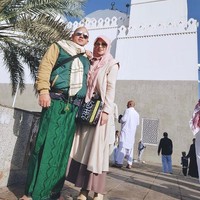 Ia pun memakai khimar instan berdesain simple. Khimar instan jadi favorit para hijabers Indonesia saat umrah karena praktis dan bisa dipakai salat. Foto: Instagram/OllaRamlanAufar