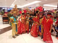 Saat Parade Busana Imlek di Manado Dikagumi Turis China