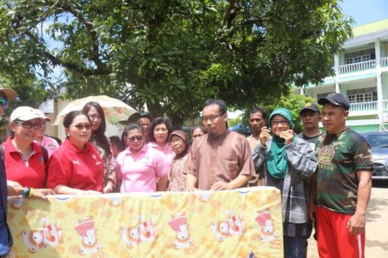 Emak-emak PKK Sulut Turut Bantu Korban Banjir dan Longsor Manado Emak-emak PKK Sulut Turut Bantu Korban Banjir dan Longsor Manado