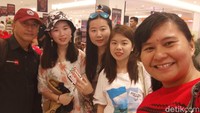 Turis dari China ini mengaku senang dengan acara tersebut. Mereka tidak menyangka bahwa Imlek juga dirayakan dengan meriah di Manado. (Michelle de Jonker/detikTravel)