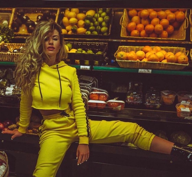 Netizen mempertanyakan pengakuan rapuh Chloe tersebut karena model dan bintang reality show itu sama sekali tidak terlihat seperti apa yang dikatakannya dari deretan foto yang diunggahnya ke Instagram. Dia tampak menikmati hari-harinya berpergian ke berbagai belahan dunia untuk melakukan pemotretan atau hanya sekadar liburan. Foto: Dok. Instagram Chloe Ayling