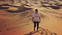 Selain wisata pantai, ia juga menikmati jalan-jalan ke gurun di Dubai (denissuarezfernandez/Instagram)