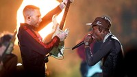 Selain itu adapula Travis Scott yang turut menjadi rekan duet Adam di atas panggung. Kevin Winter/Getty Images
