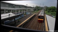 Penampakan stasiun dari atas skywalk.