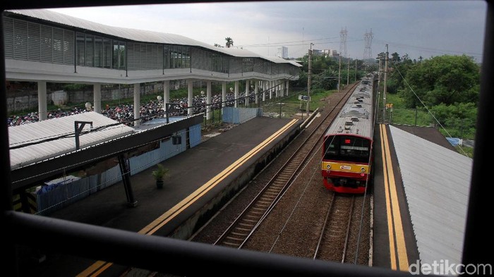 Stasiun Cisauk, Tangerang, kini mulai terintegrasi dengan terminal BSD dan pasar modern. Penasaran? Yuk intip foto-fotonya.