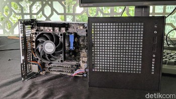 Mendukung empat penyimpanan, SATA dan SSD. Foto: Adi Fida Rahman