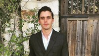 Belakangan ia makin populer setelah membintangi salah satu serial original Netflix. Akun Instagramnya sendiri memiliki 2,6 juta followers (antoni/Instagram)