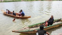 Perahu sampan ini pun cukup diminati warga sekitar.