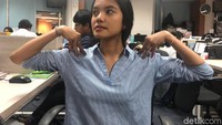 Putar bagian pundak ke depan dan belakang. Gerakan selanjutnya dilakukan guna meregangkan otot-otot yang kaku karena terlalu lama duduk. Putar bagian pundak ke depan dan belakang dan lakukan selama kurang lebih 8 hitungan. (Foto: Kireina/detikHealth) 