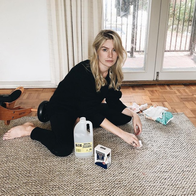 Beginilah cara setiap orang berambut pirang menyelesaikan liburan musim panas mereka ketika tumbuh dewasa! Rambut pirang + klorin = Hijau. Tidak ada yang terpercaya selain saus untuk menghilangkan warna hijau!, tulis Jess. Foto: Instagram