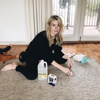 Beginilah cara setiap orang berambut pirang menyelesaikan liburan musim panas mereka ketika tumbuh dewasa! Rambut pirang + klorin = Hijau. Tidak ada yang terpercaya selain saus untuk menghilangkan warna hijau!, tulis Jess. Foto: Instagram