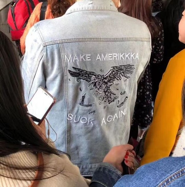 Hubungan diplomasi antara Amerika Serikat dan China yang sedang memanas belakangan ini turut memengaruhi pilihan busana orang-orang di China. Jargon Donald Trump yang berbunyi Make America Great Again pun jadi plesetan. (Foto: Instagram/boredpanda)