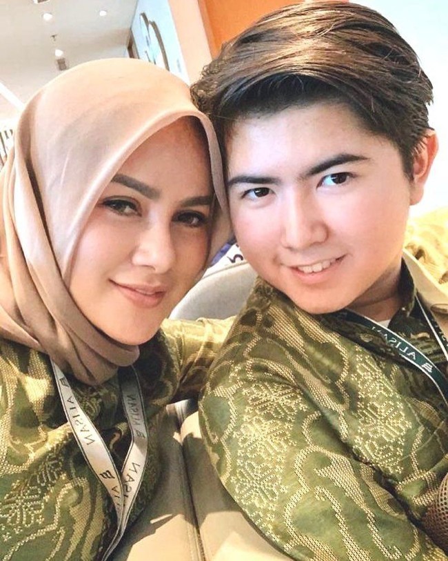 Saat berangkat umrah, ia memakai seragam umrah dari travel bernuansa hijau. Ia memadukan busana tersebut dengan hijab segi empat berbahan paris dan syal berwarna broken white. Foto: Instagram/OllaRamlanAufar