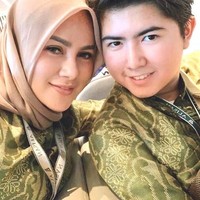 Saat berangkat umrah, ia memakai seragam umrah dari travel bernuansa hijau. Ia memadukan busana tersebut dengan hijab segi empat berbahan paris dan syal berwarna broken white. Foto: Instagram/OllaRamlanAufar