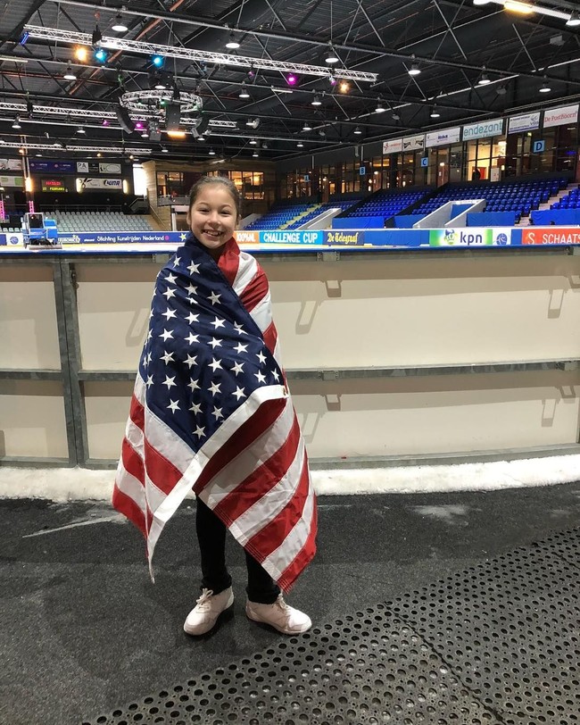 Prestasi Alysa Liu pun tak hanya sampai jadi pemenang termuda. Ia juga menjadi wanita Amerika pertama yang sukses melakukan two triple axel dalam program panjang di kejuaraan nasional. Ia juga berhasil menjadi yang pertama melakukan triple axel dalam program pendek. Foto: Instagram @alysaxliu
