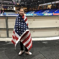 Prestasi Alysa Liu pun tak hanya sampai jadi pemenang termuda. Ia juga menjadi wanita Amerika pertama yang sukses melakukan two triple axel dalam program panjang di kejuaraan nasional. Ia juga berhasil menjadi yang pertama melakukan triple axel dalam program pendek. Foto: Instagram @alysaxliu