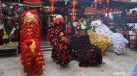 Kelima barongsai dan satu liong itu sempat berdoa di depan vihara sebelum meliuk-liuk dengan gemulai mengikuti suara hentakan musik.