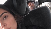 Ada-ada saja tindakan lucu yang dibuat keduanya, seperti baru-baru ini Kim membagi foto Kanye sedang tertidur di bangku belakang. Dok. Instagram/kimkardashian
