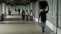 Sedangkan lantai dua merupakan skywalk digunakan untuk jalur pejalan kaki yang terintegrasi ke terminal.