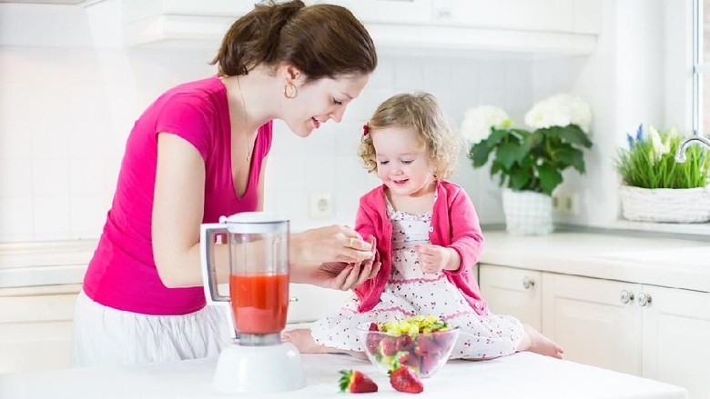 Aman Nggak Sih Menghaluskan MPASI dengan Blender? /Foto: istock Aman Nggak Sih Menghaluskan MPASI dengan Blender? /Foto: istock