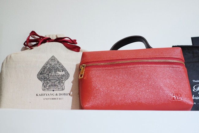 Contohnya saja pernikahan putri Jokowi, Kahiyang Ayu yang memilih pouch berbahan kulit sintetis untuk pernikahannya.Foto: Silmia Putri/Wolipop