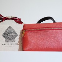 Contohnya saja pernikahan putri Jokowi, Kahiyang Ayu yang memilih pouch berbahan kulit sintetis untuk pernikahannya.Foto: Silmia Putri/Wolipop