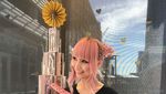 Serba Pink! Ini Pose Cute Kolektor Barbie, Azusa Kalau Lagi Makan