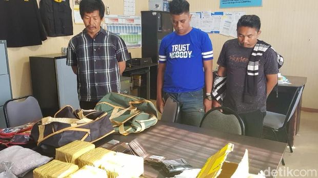 Ketiga tersangka penyelundupan narkotika