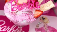 Banyak netizen ngiler melihat es krim sundae Barbie buatan Azusa. Pelengkapnya irisan strawberry, sprinkle pink, dan macaron siluet Barbie. Foto: Instagram azusabarbie