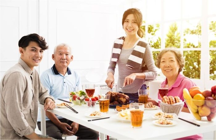 Liburan Imlek bisa jadi momen berkumpul bersama keluarga makan-makan di restoran (Foto: Shutterstock) Liburan Imlek bisa jadi momen berkumpul bersama keluarga makan-makan di restoran (Foto: Shutterstock)