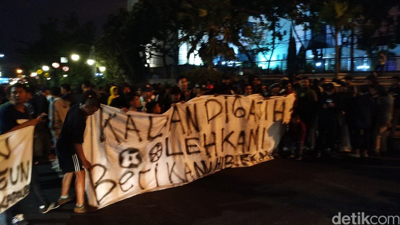 Protes Laga Persib Batal di GBLA, Bobotoh Turun ke Jalan Protes Laga Persib Batal di GBLA, Bobotoh Turun ke Jalan