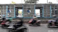 Ketujuh, Halte Pasar Rumput (Koridor 4) Pelanggan dapat menggunakan Halte Halimun dan Manggarai serta rute 6M Stasiun Manggarai-Blok M. Halte ini akan ditutup pada per 2 Juni 2023. Pradita Utama/Detikcom