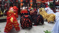 Lima barongsai dan satu liong pun ikut meramaikan barisan. 