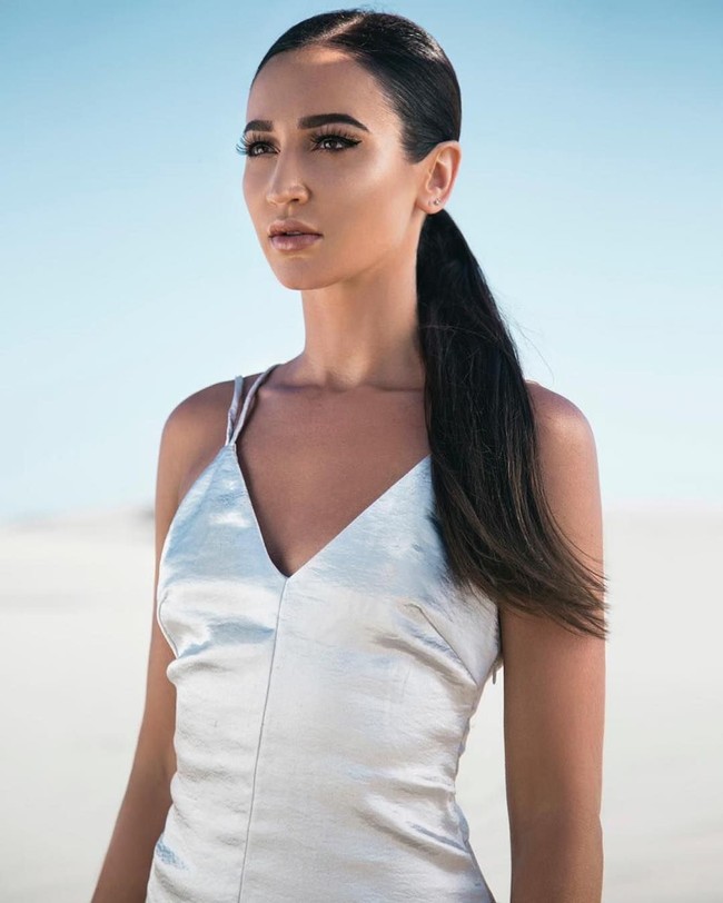 Seperti dikutip The Sun, belakangan diketahui setelah aksi berpose memakai bikini di tengah salju itu, Olga Buzova jatuh sakit. Dia seharusnya tampil di sebuah teater di Latvia, namun batal hadir karena dikabarkan masuk rumah sakit. Foto: Instagram @buzova86