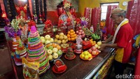 Beragam makanan seperti buah-buahan dan makanan khas Imlek ditata rapi oleh petugas.