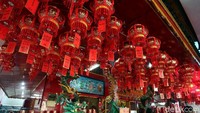 Lampion menghiasi langit-langit di Vihara Amurva Bhumi, Jakarta.