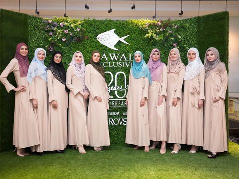 Hijab mewah bertabur swarovski dijual Rp 170 juta per helai. 