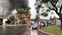 Potret saat kobaran api masih terlihat membakar rumah yang ditabrak pesawat (Foto: Dok. Joshua Nelson/via REUTERS)